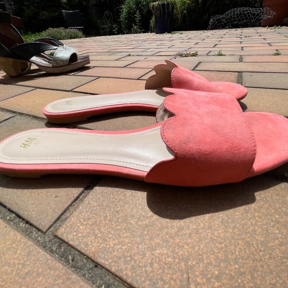 Flat sandal in salmon colour - Picture 2 of 3